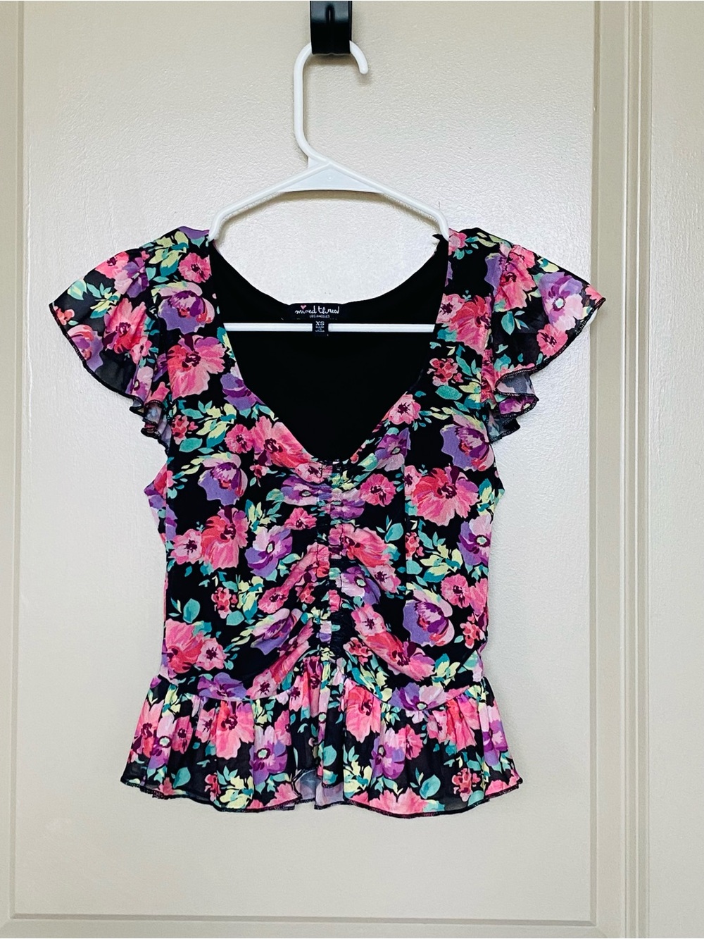 Mixed Threads Los Angeles size XS Floral top wit h center ruching.